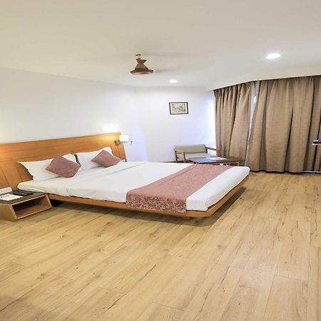 Palette Hotel Surya Vadodara Extérieur photo