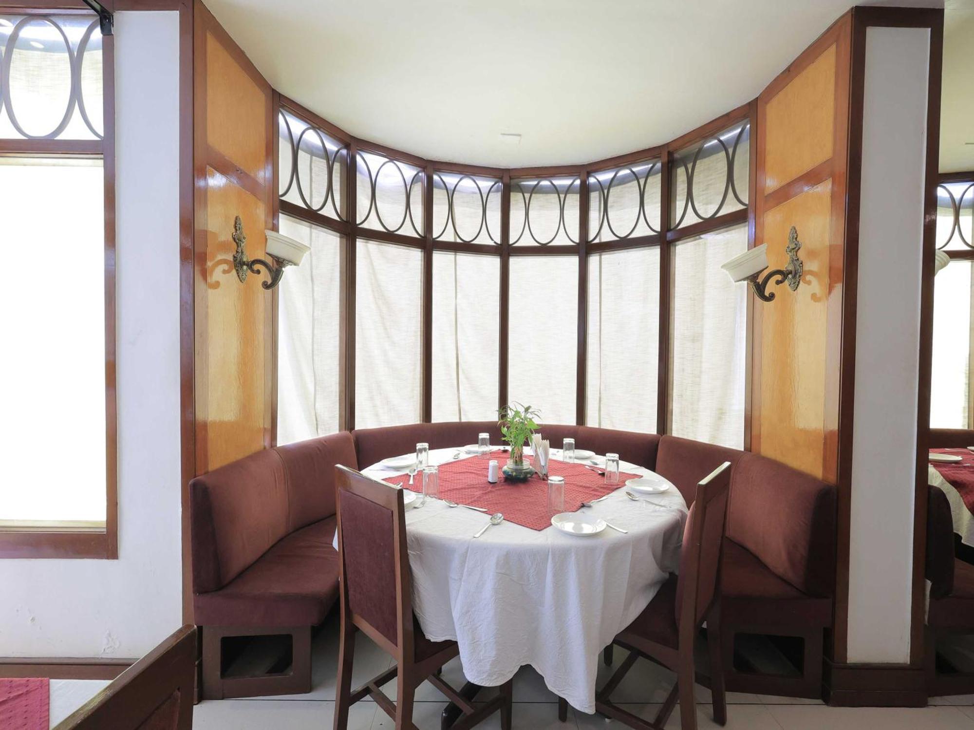 Palette Hotel Surya Vadodara Extérieur photo
