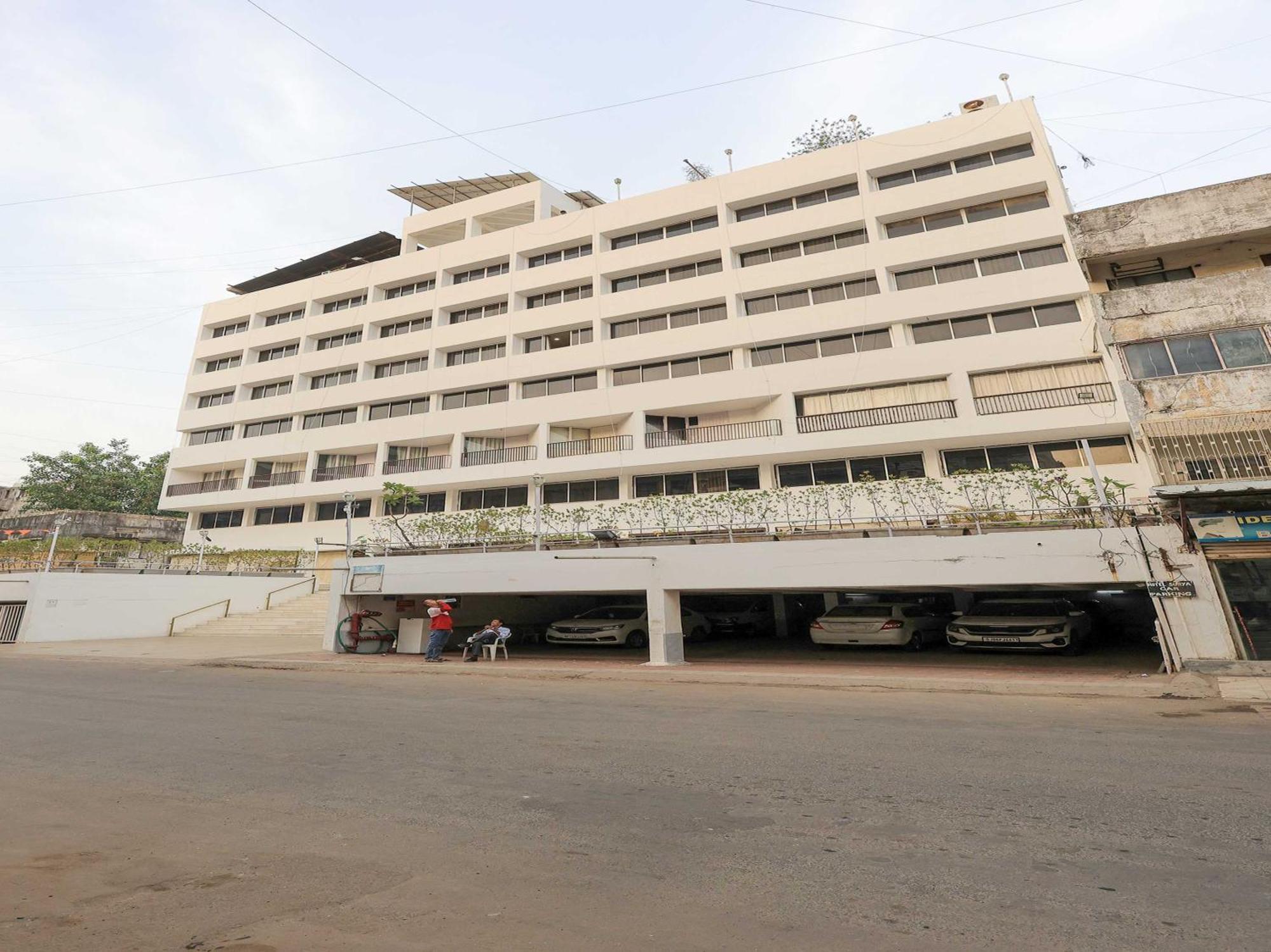 Palette Hotel Surya Vadodara Extérieur photo