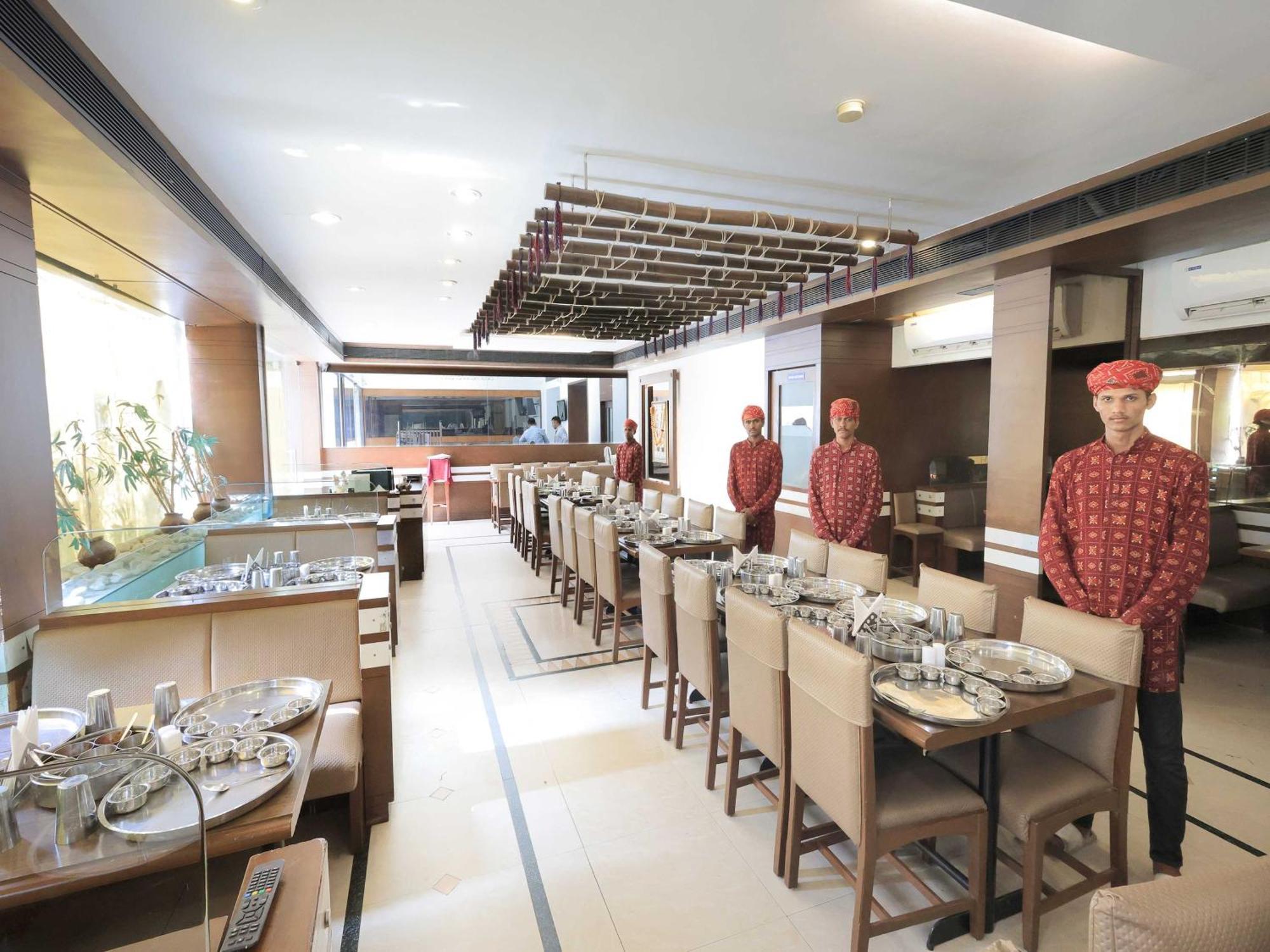 Palette Hotel Surya Vadodara Extérieur photo