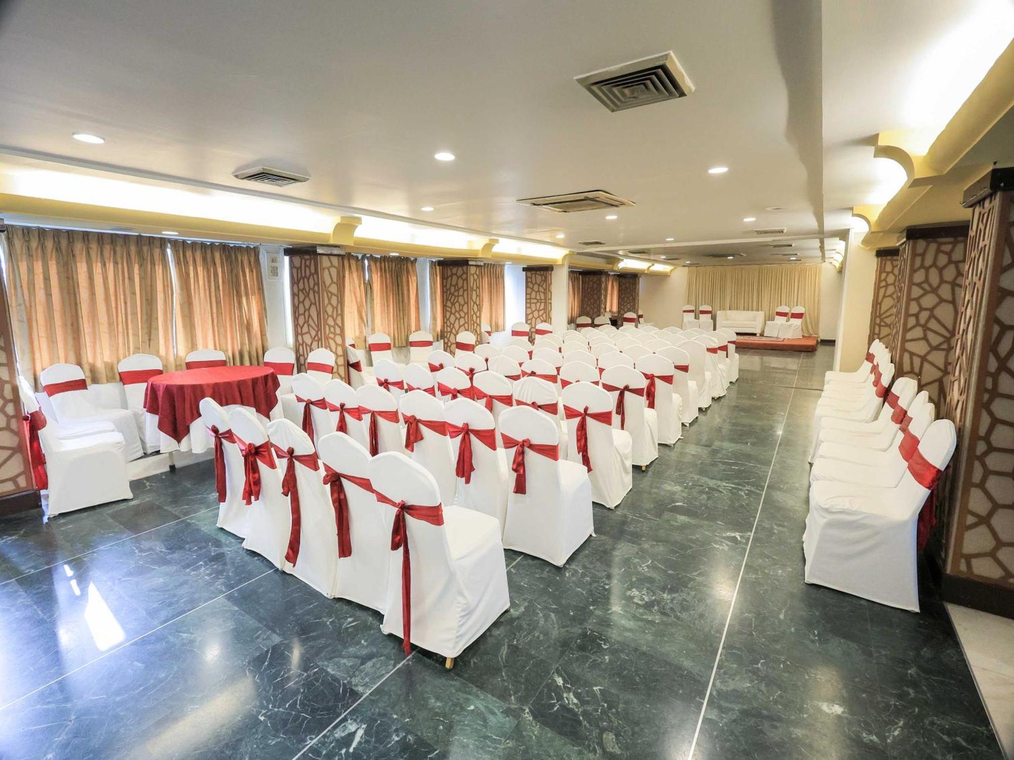 Palette Hotel Surya Vadodara Extérieur photo