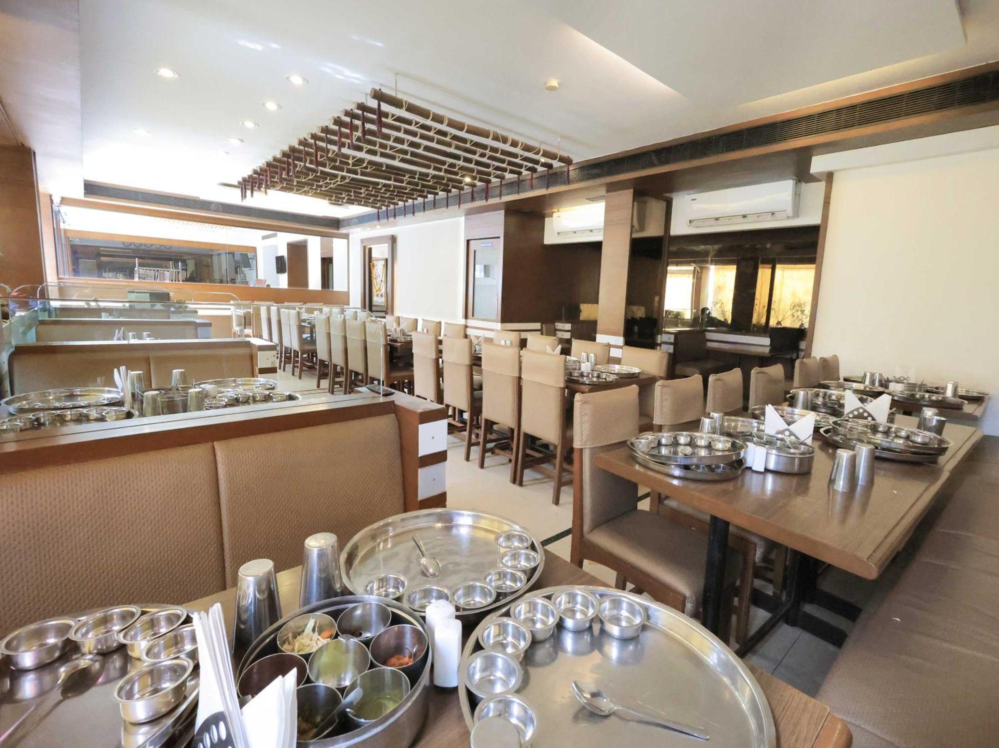 Palette Hotel Surya Vadodara Extérieur photo