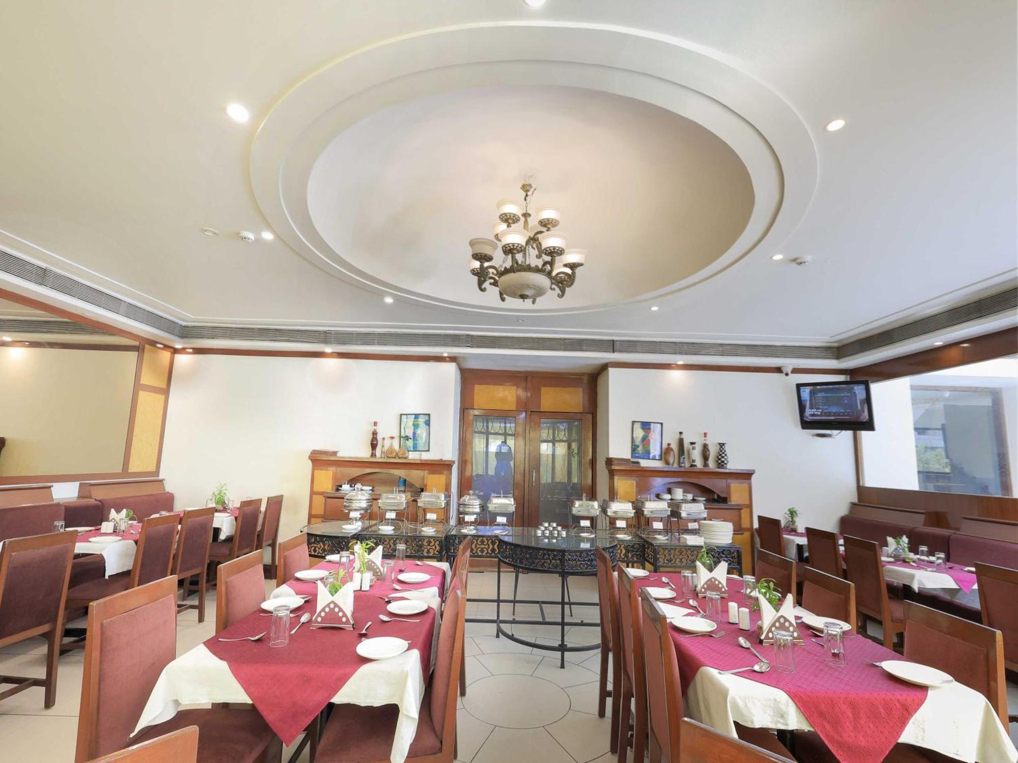 Palette Hotel Surya Vadodara Extérieur photo