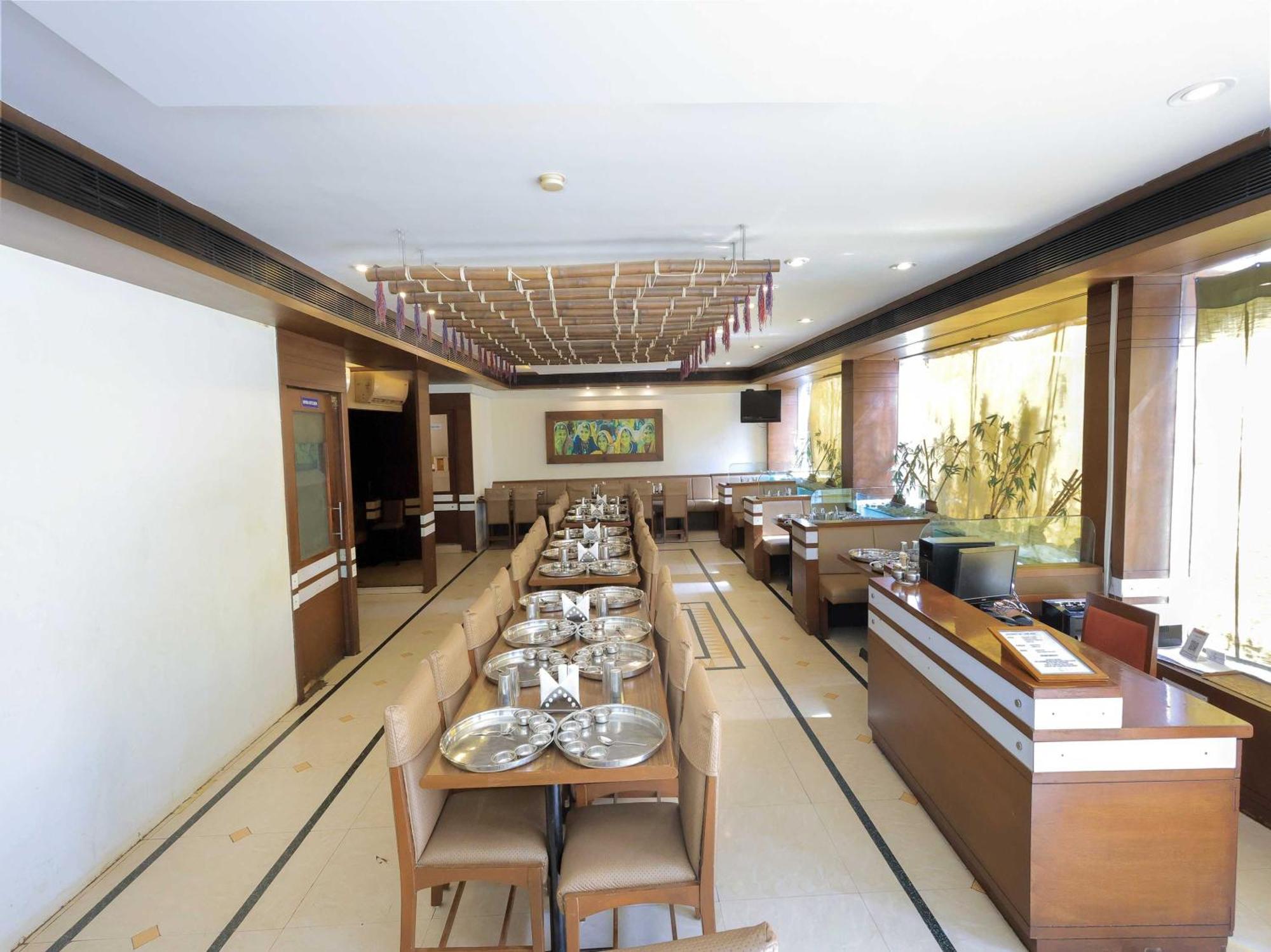 Palette Hotel Surya Vadodara Extérieur photo