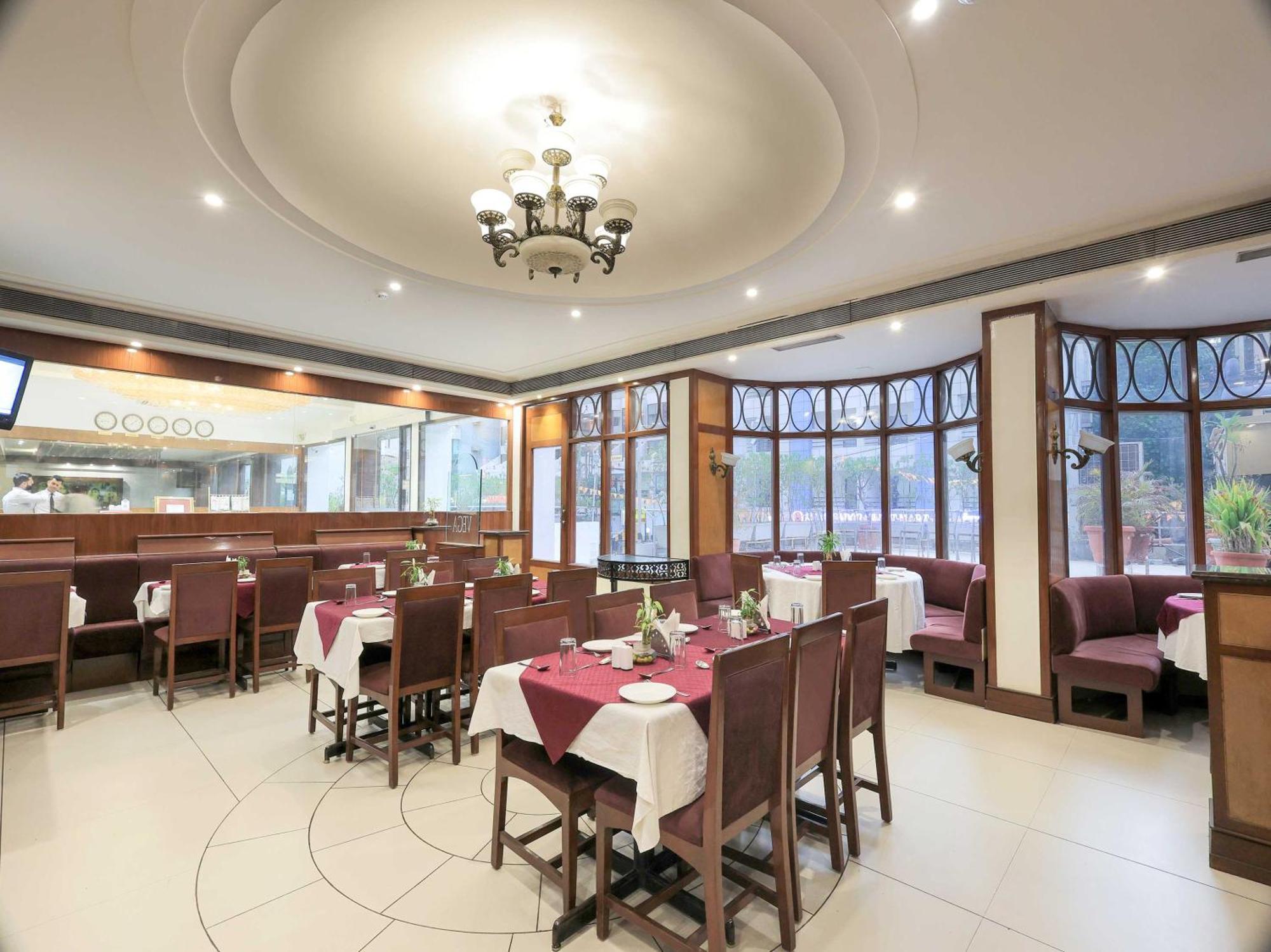 Palette Hotel Surya Vadodara Extérieur photo