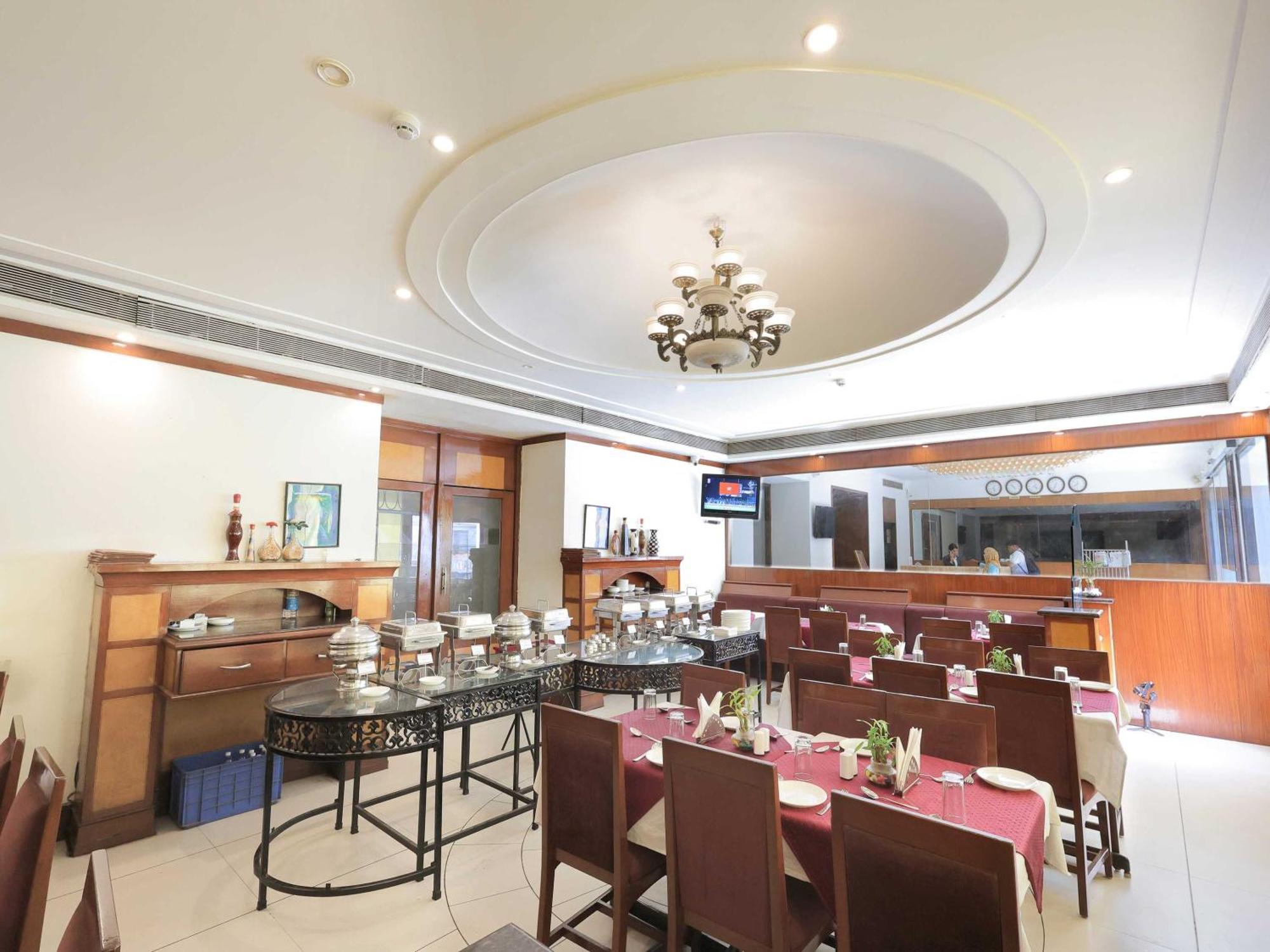 Palette Hotel Surya Vadodara Extérieur photo