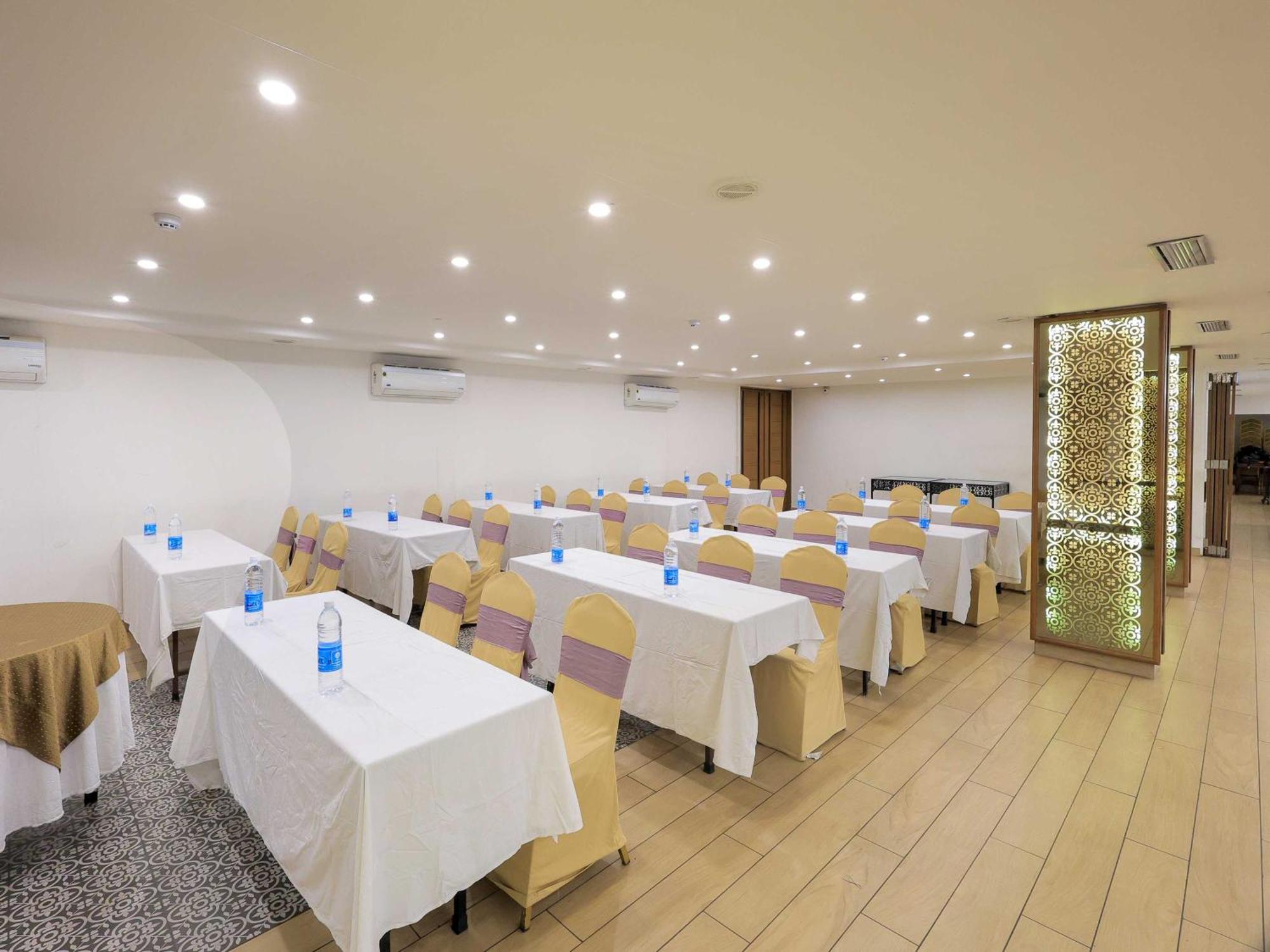 Palette Hotel Surya Vadodara Extérieur photo