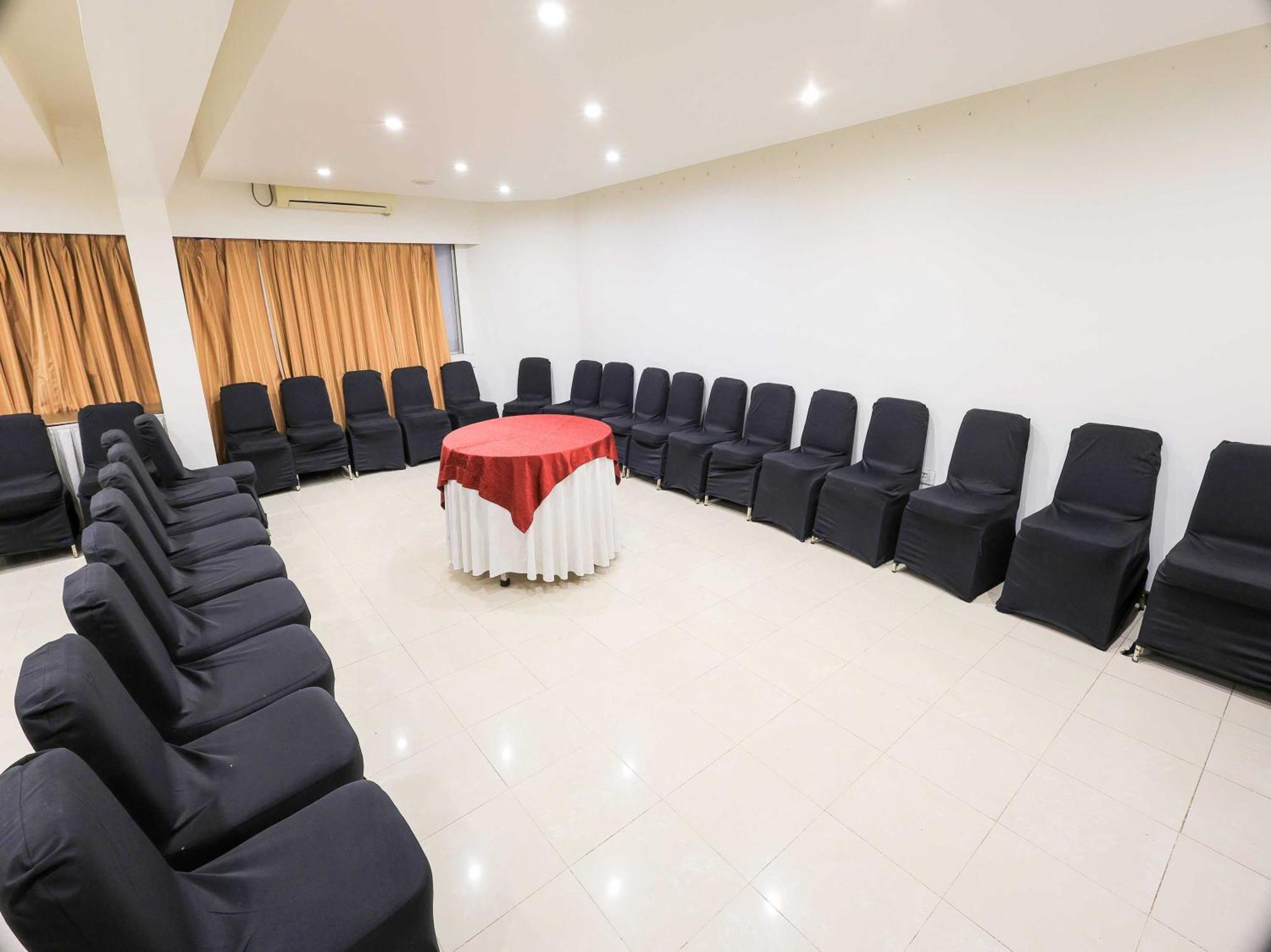 Palette Hotel Surya Vadodara Extérieur photo