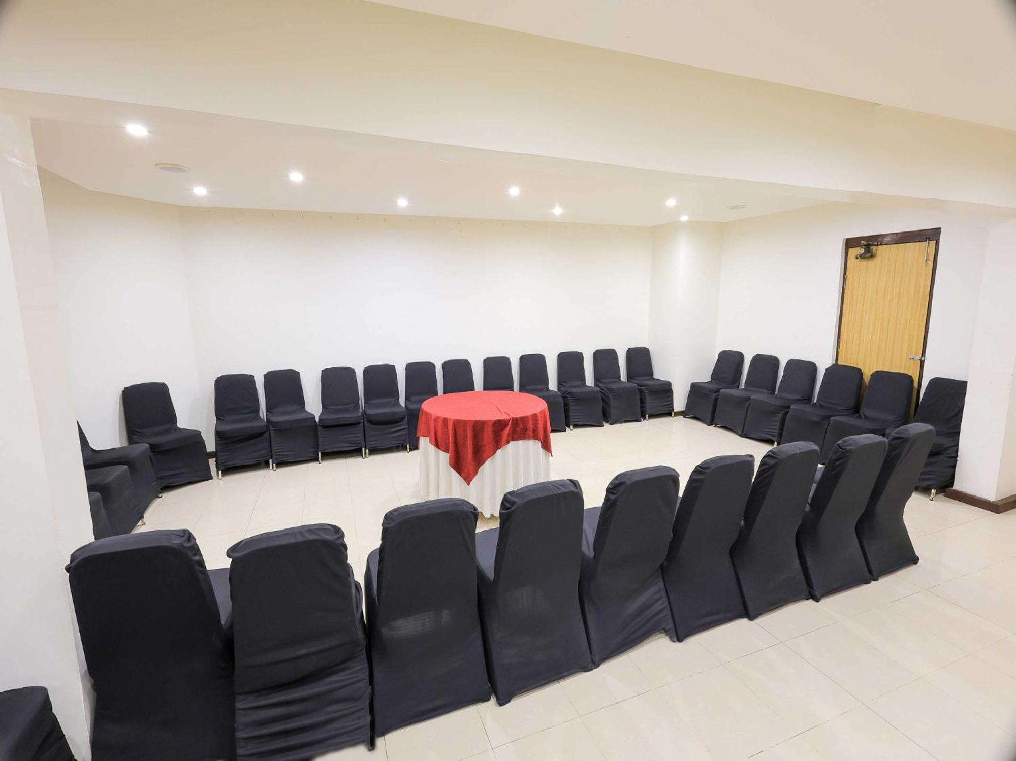 Palette Hotel Surya Vadodara Extérieur photo