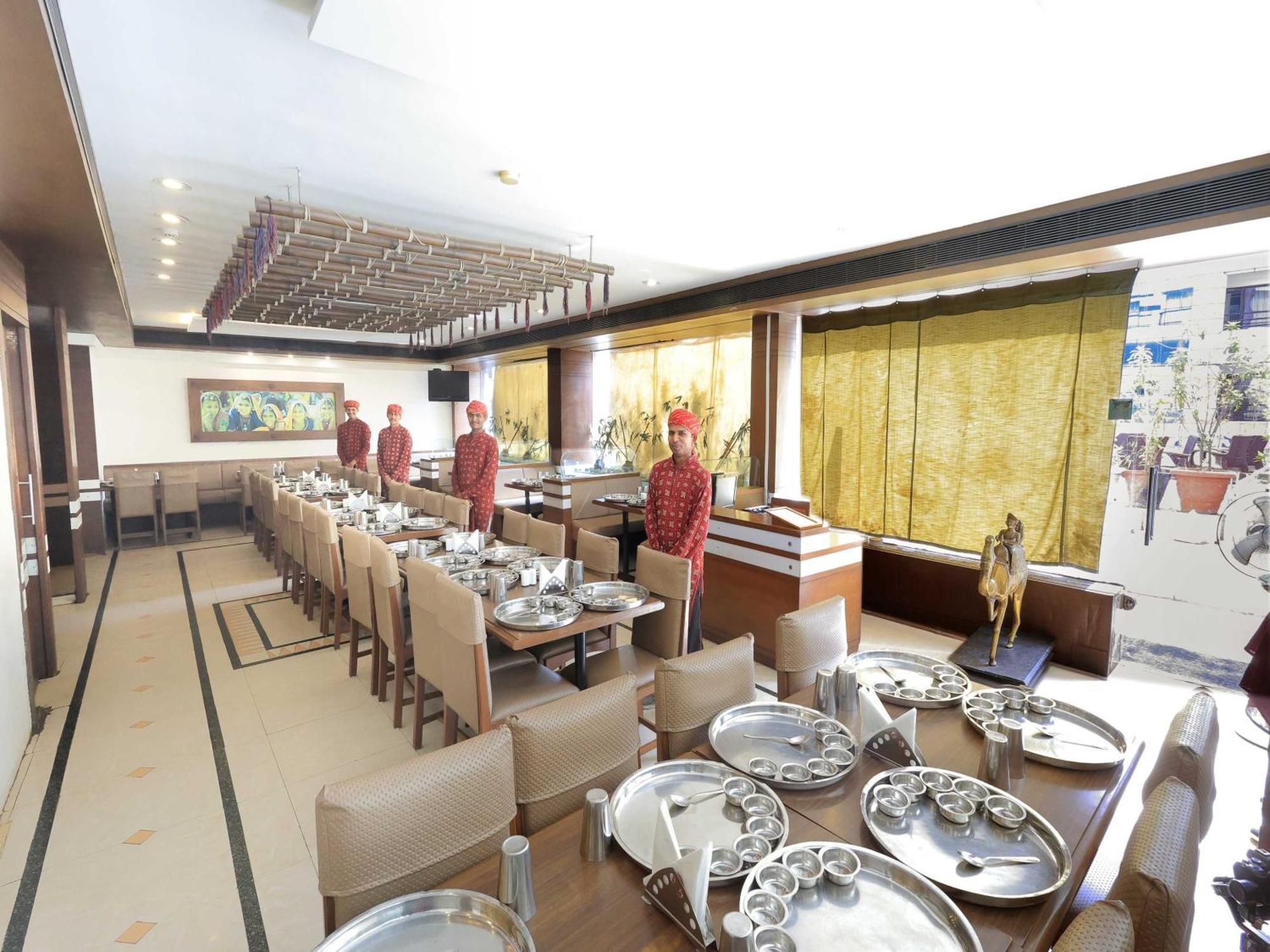 Palette Hotel Surya Vadodara Extérieur photo