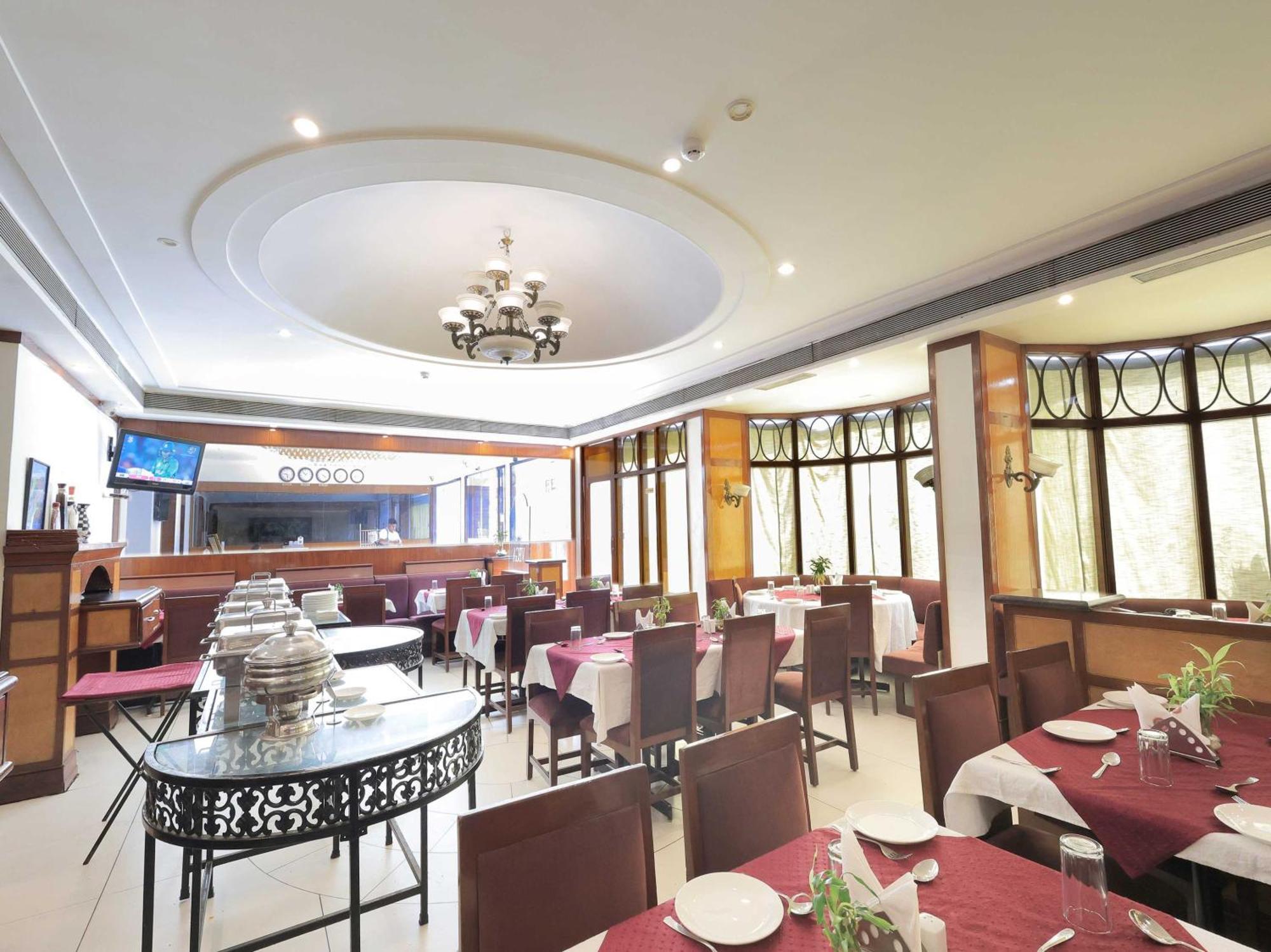 Palette Hotel Surya Vadodara Extérieur photo