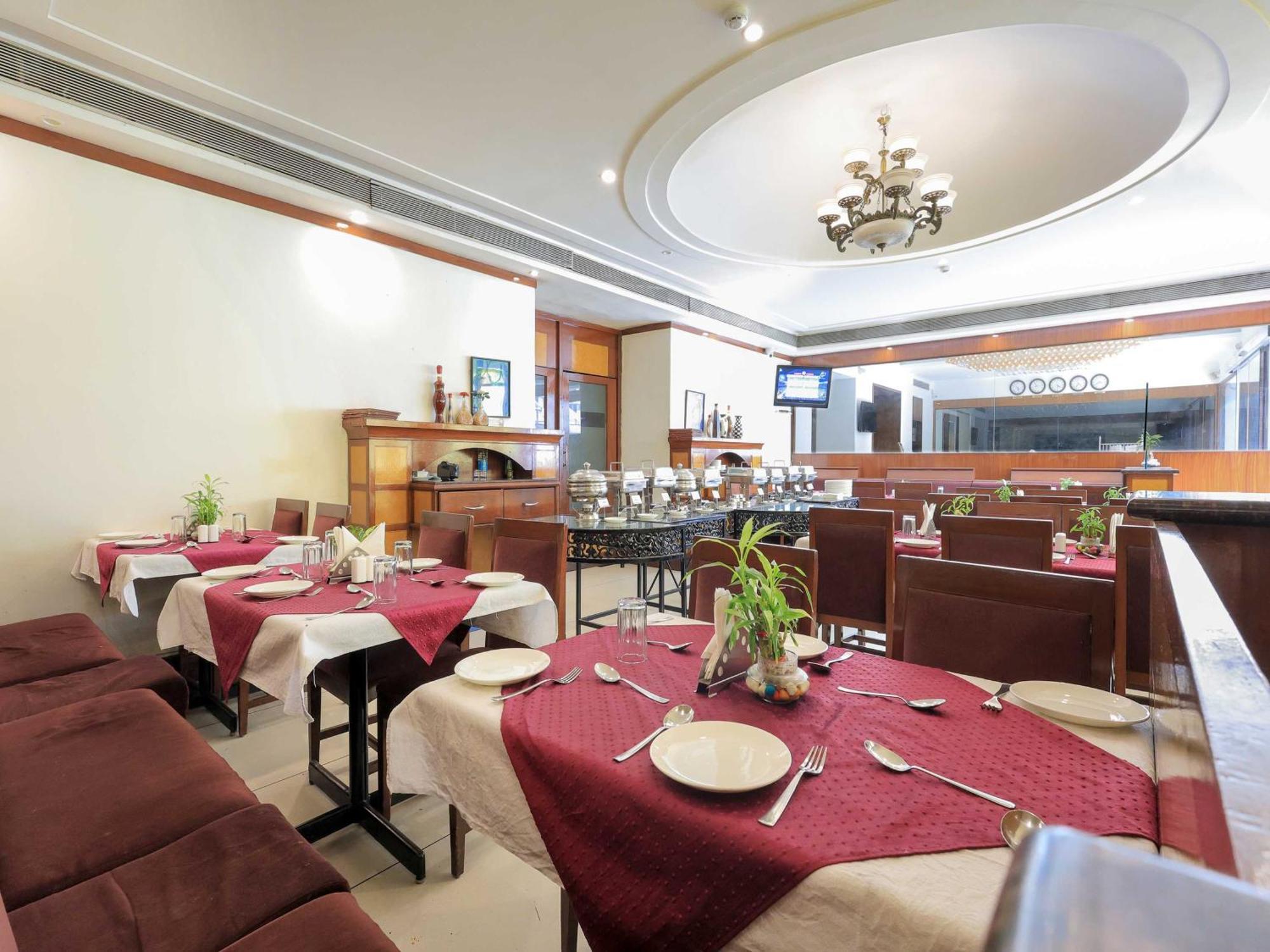 Palette Hotel Surya Vadodara Extérieur photo