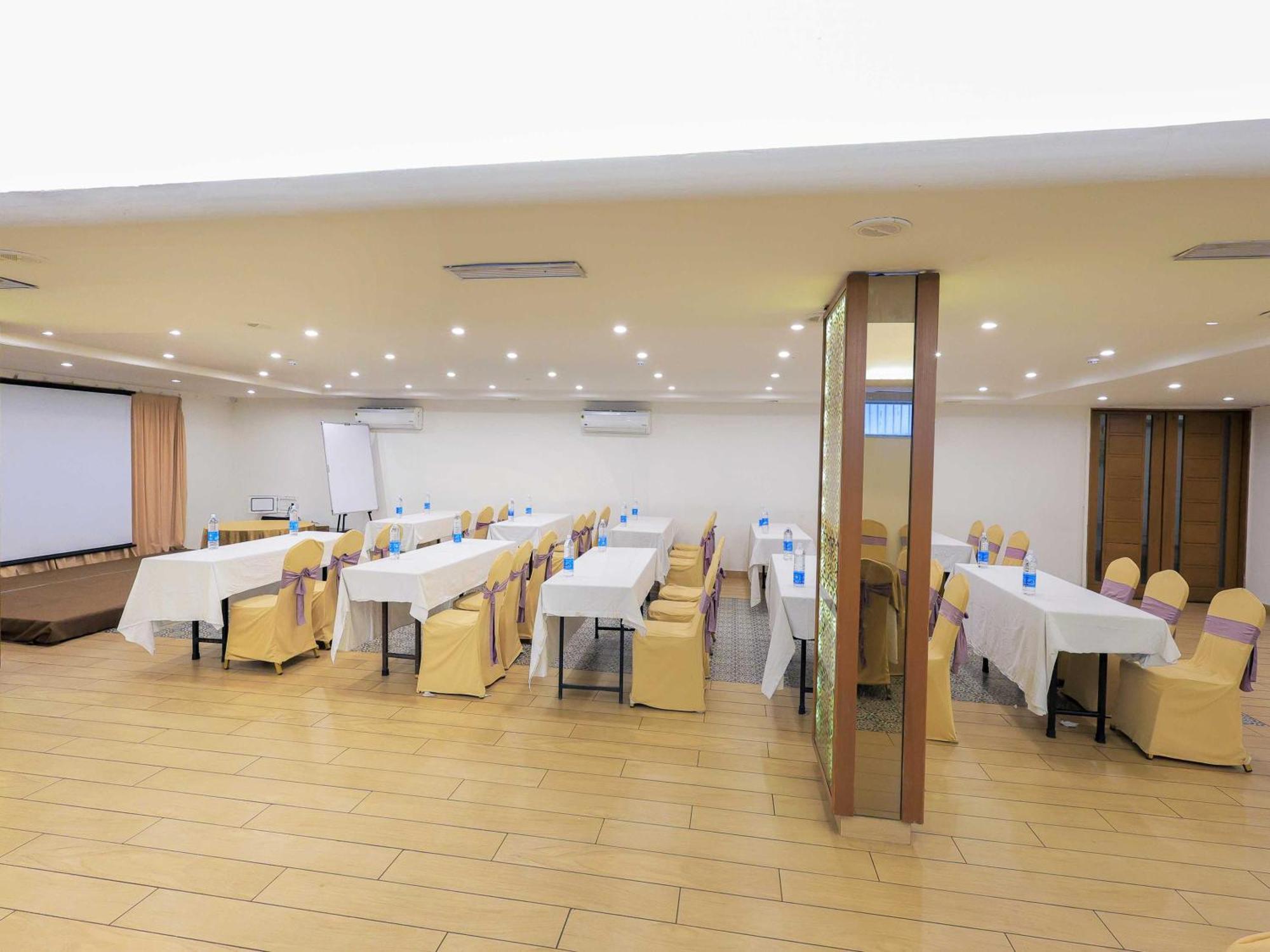 Palette Hotel Surya Vadodara Extérieur photo