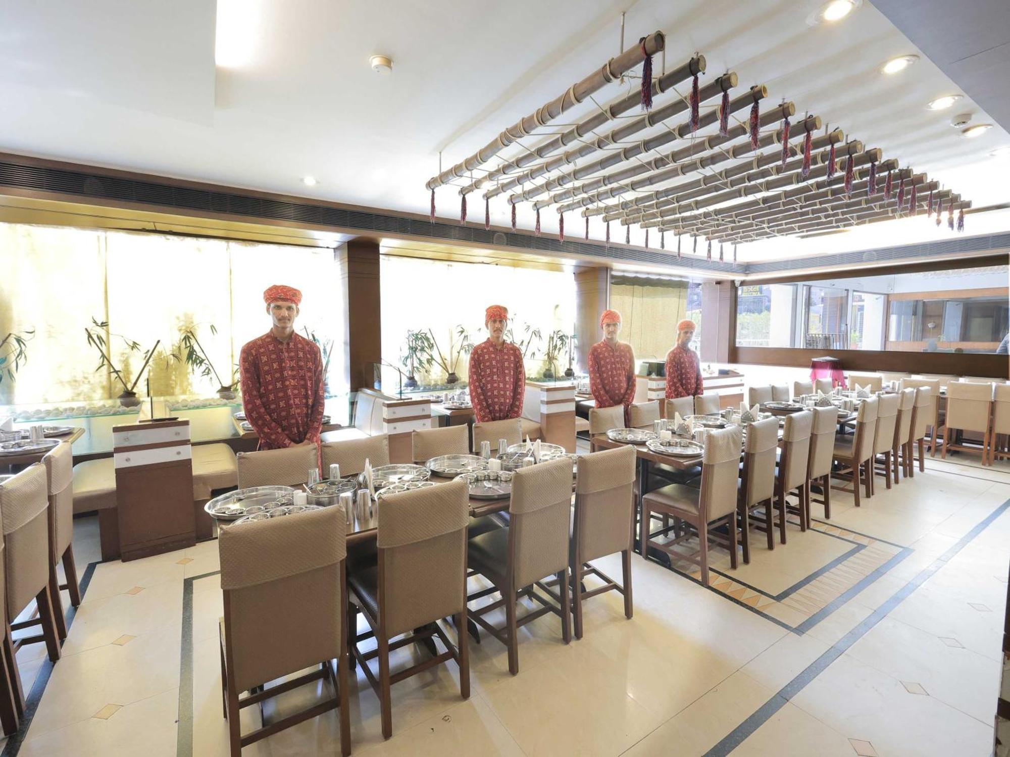 Palette Hotel Surya Vadodara Extérieur photo