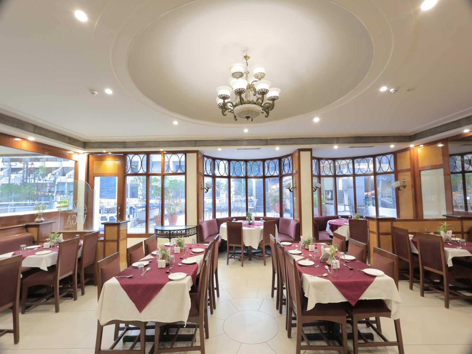 Palette Hotel Surya Vadodara Extérieur photo