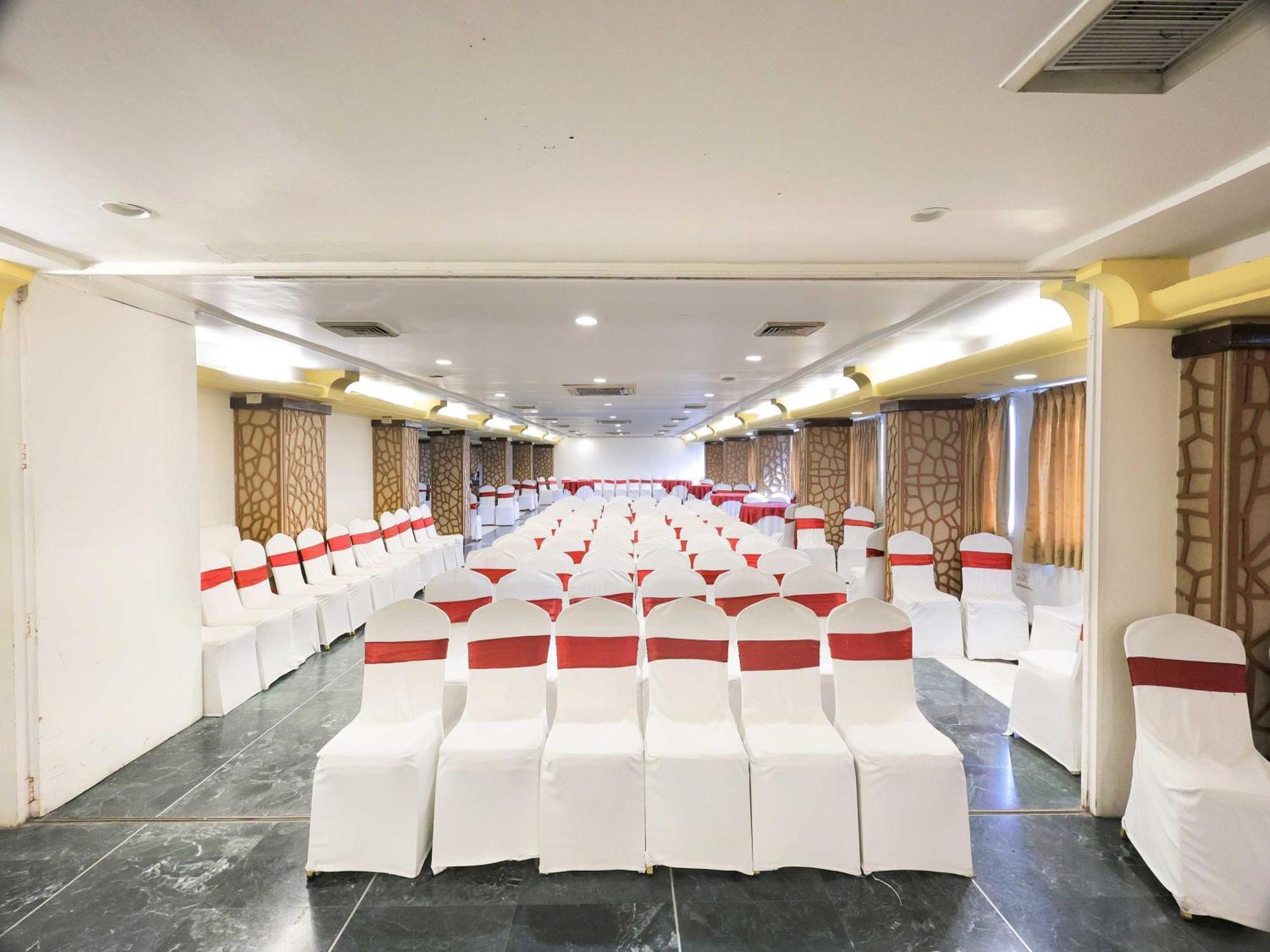 Palette Hotel Surya Vadodara Extérieur photo