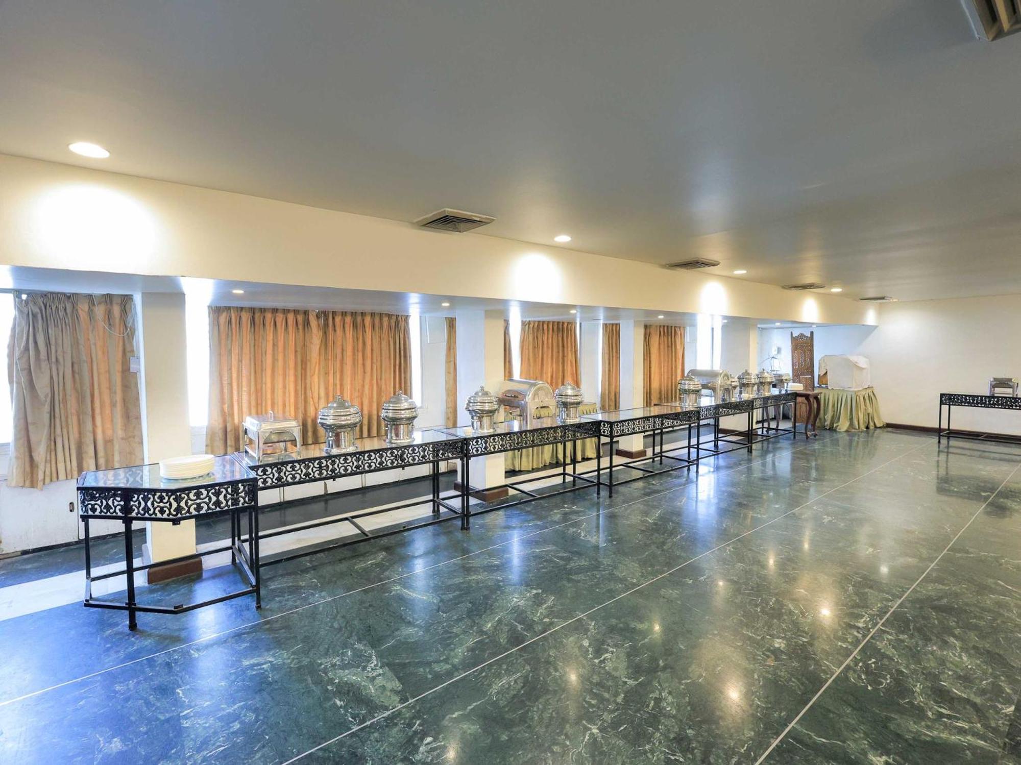 Palette Hotel Surya Vadodara Extérieur photo