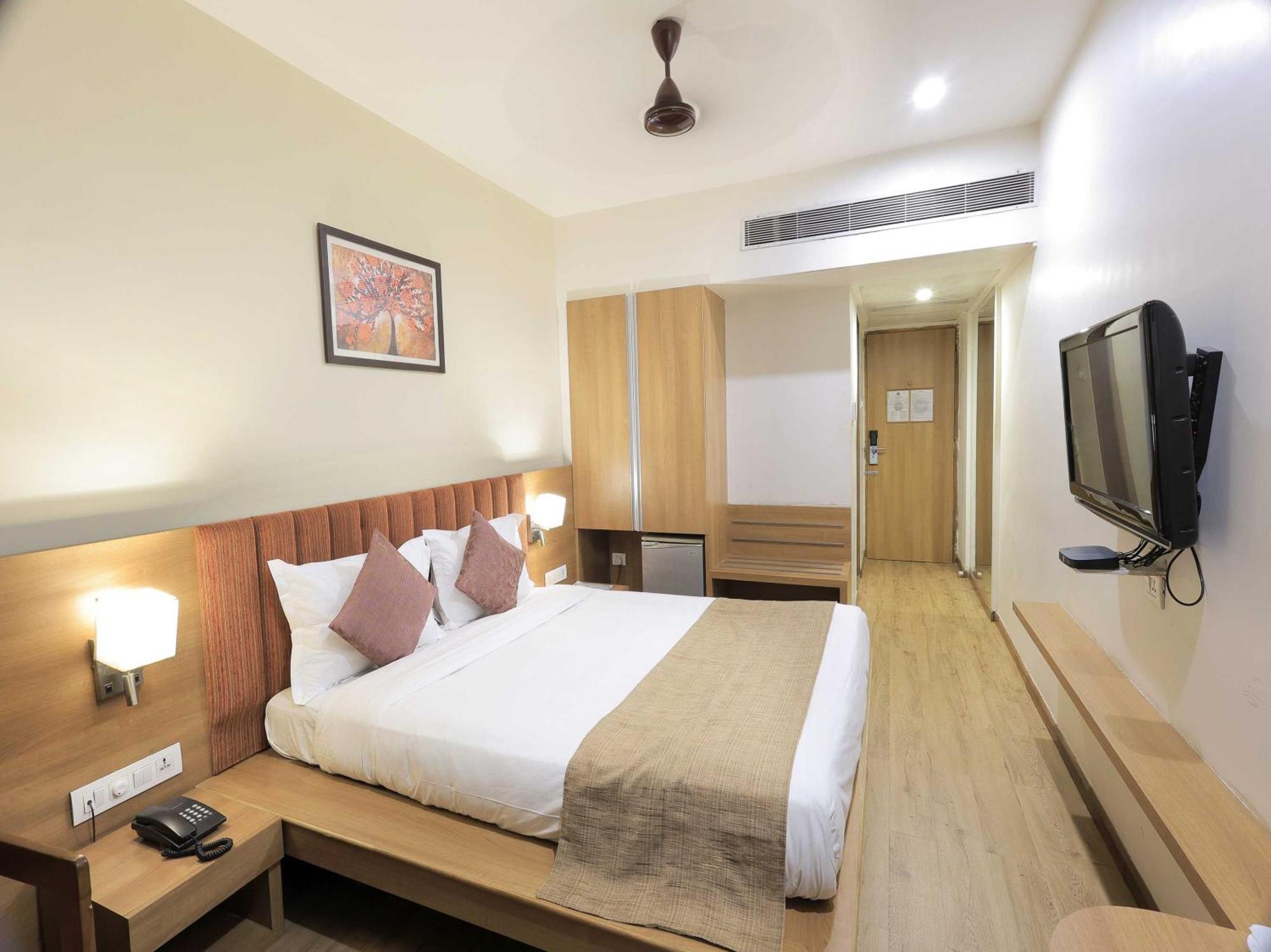 Palette Hotel Surya Vadodara Extérieur photo