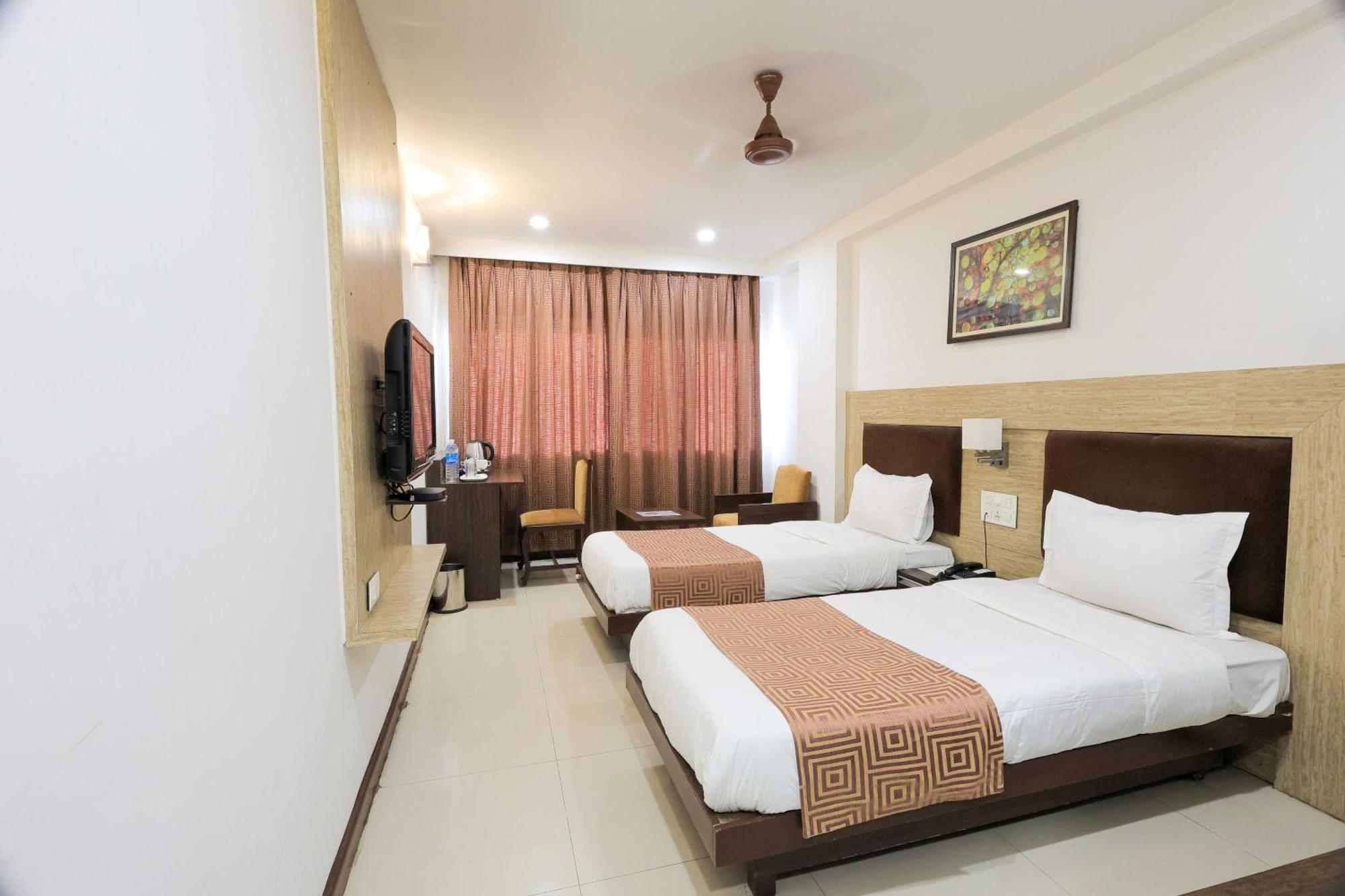 Palette Hotel Surya Vadodara Extérieur photo