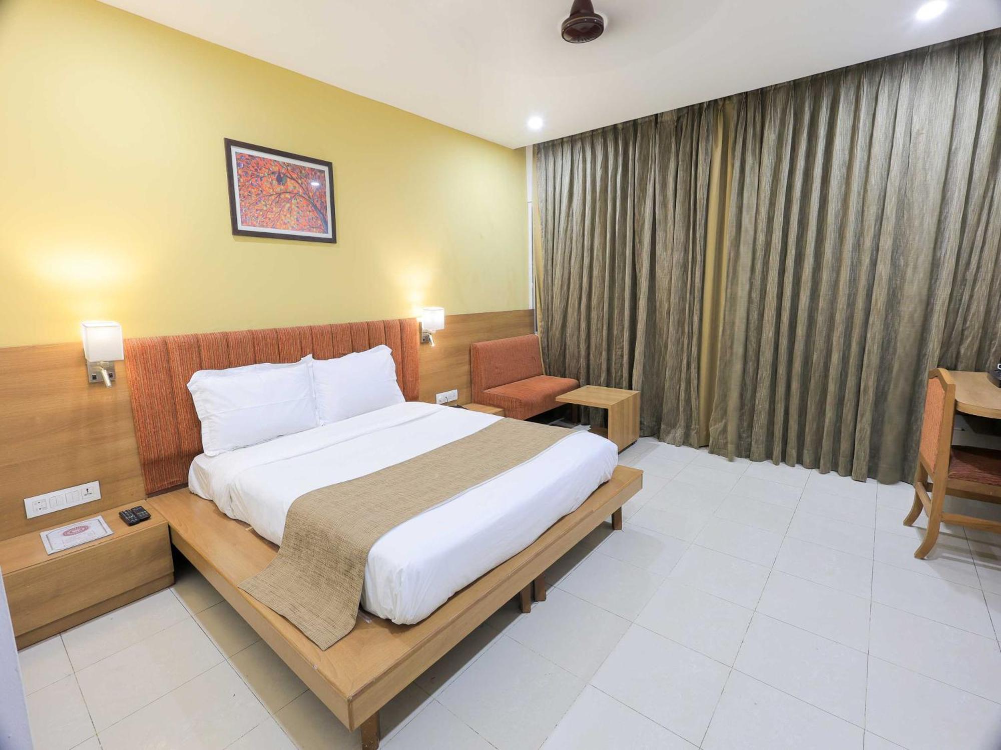 Palette Hotel Surya Vadodara Extérieur photo