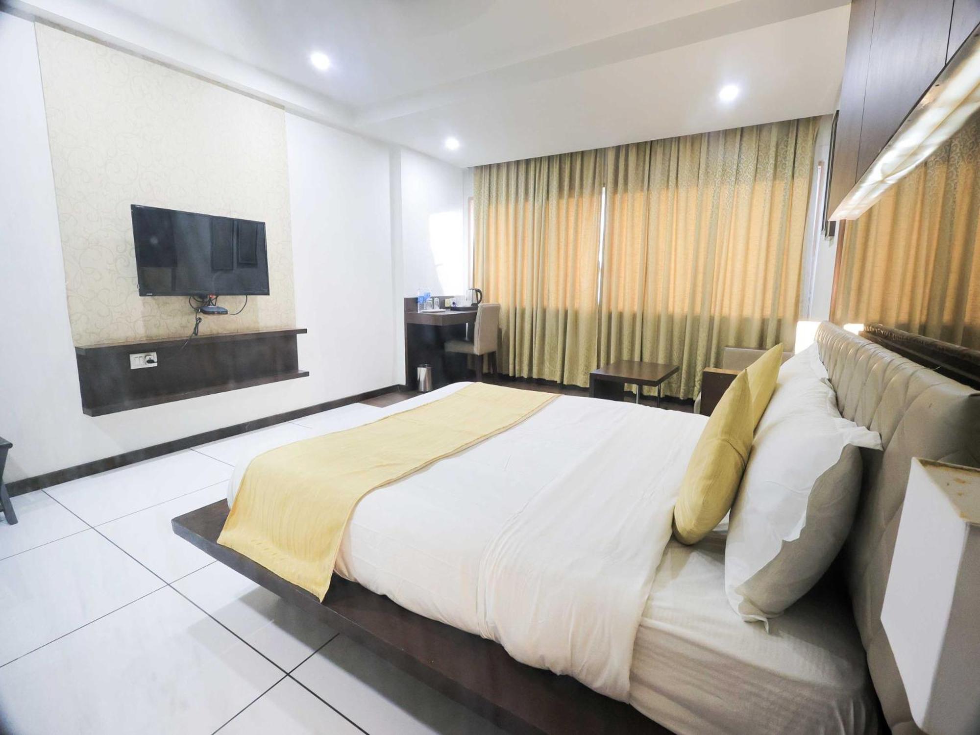Palette Hotel Surya Vadodara Extérieur photo