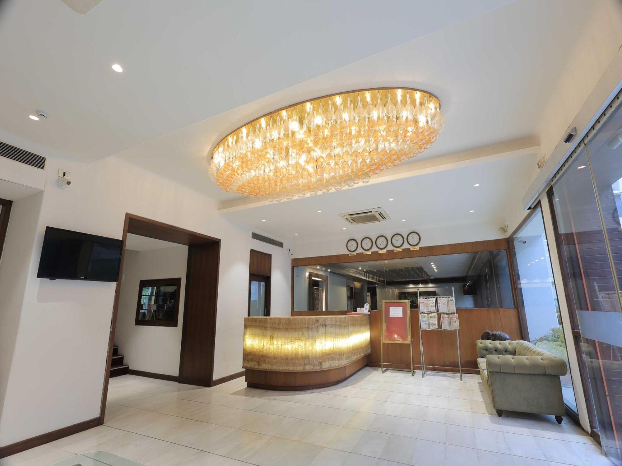 Palette Hotel Surya Vadodara Extérieur photo