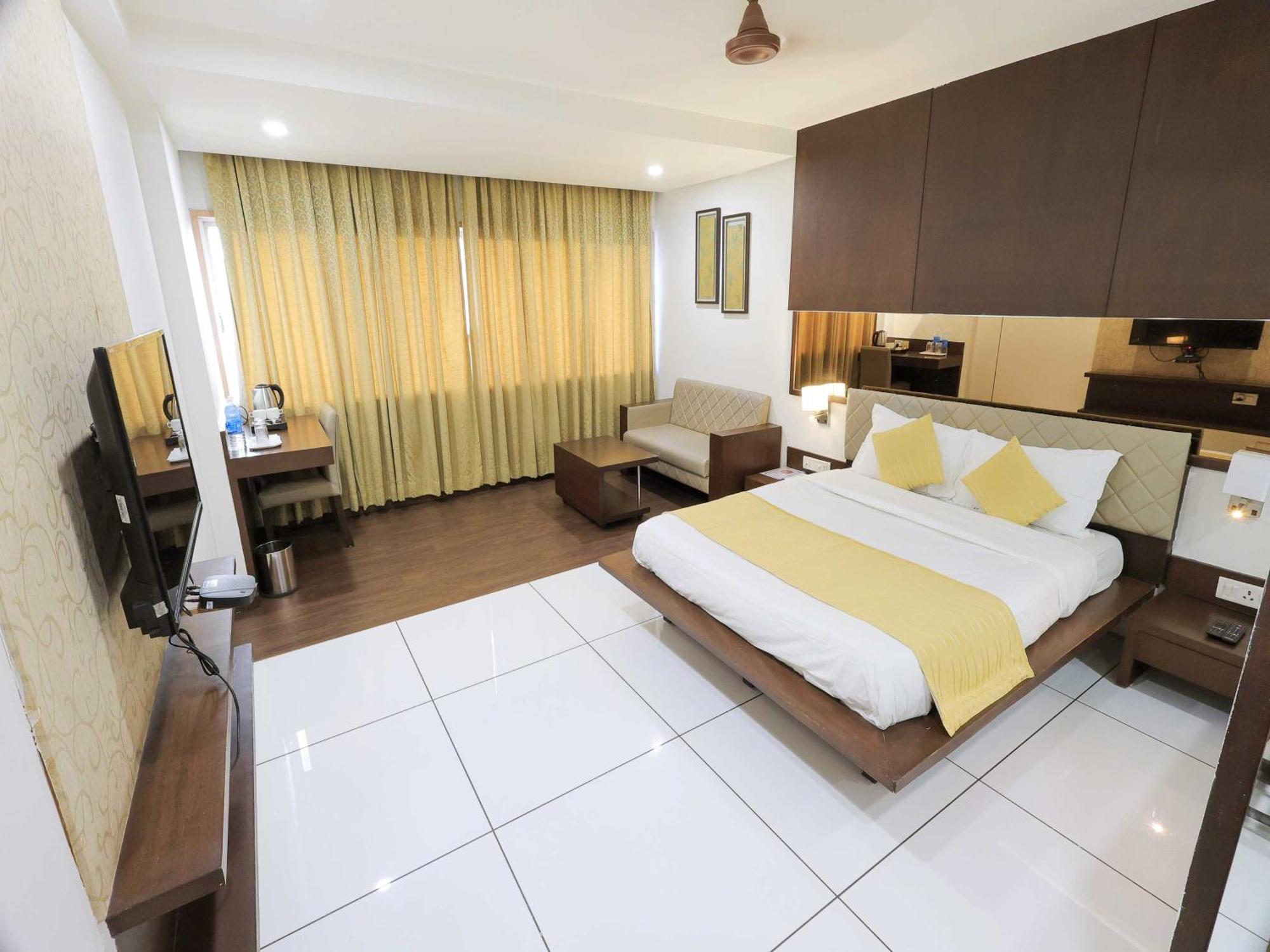 Palette Hotel Surya Vadodara Extérieur photo